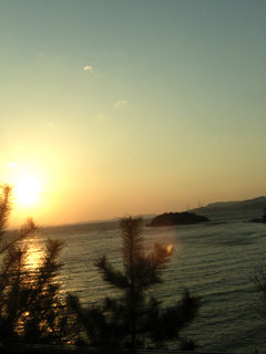 日が沈む海・直島
