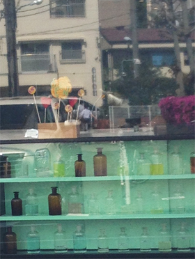 渋谷の街の風景・店の前ガラスの瓶が並ぶ