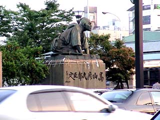 高山彦九郎の御所に向かって土下座する像